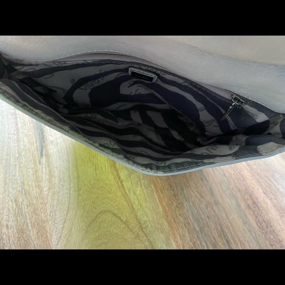 Great condition Guess white bag with stud detail - Picture 6 of 6